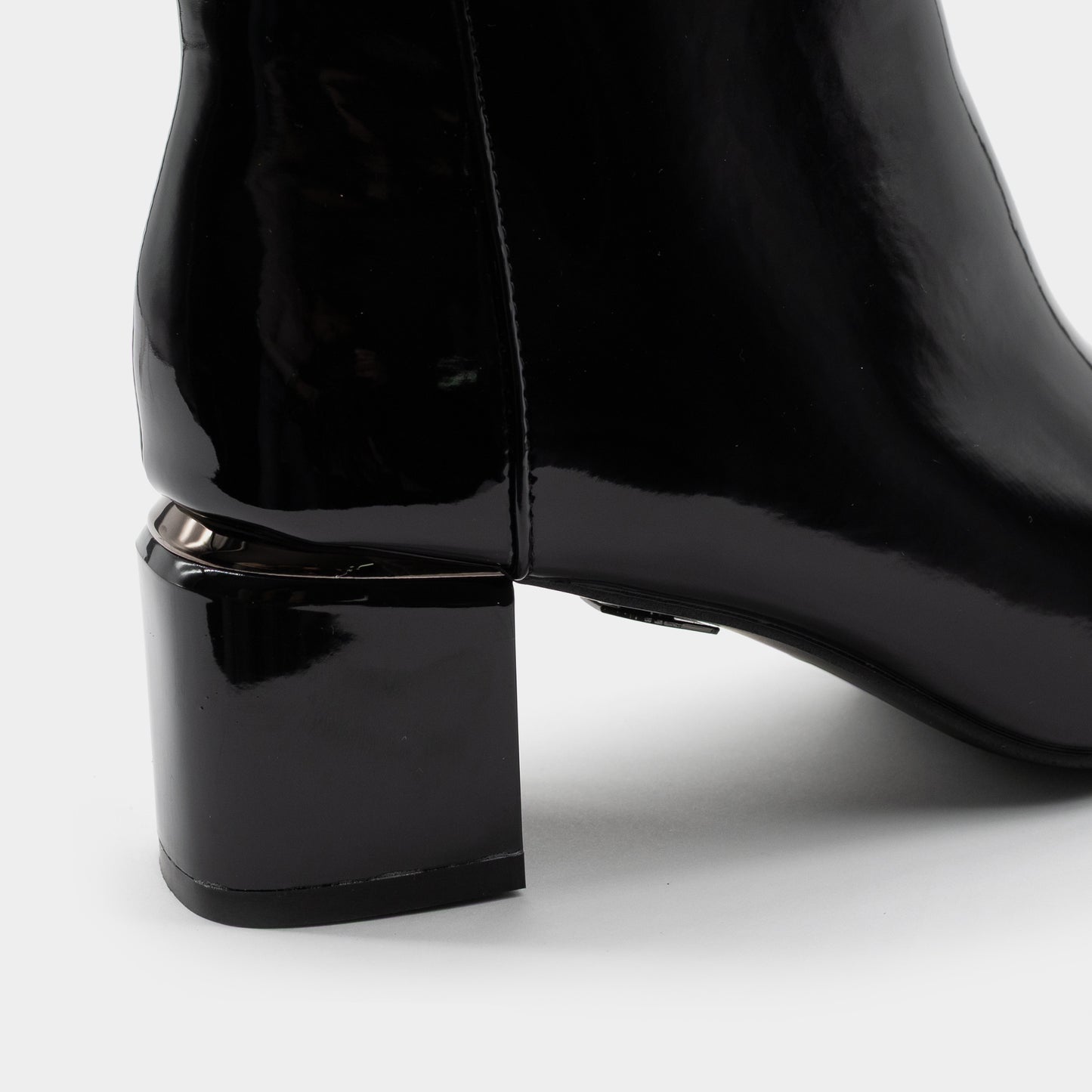 LAURA BIAGIOTTI crne lakovane ženske gležnjače